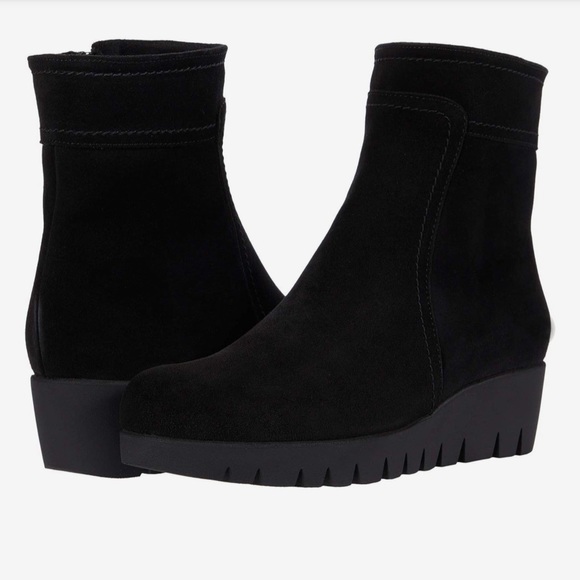 La Canadienne Sheena Black Suede Shoes 
